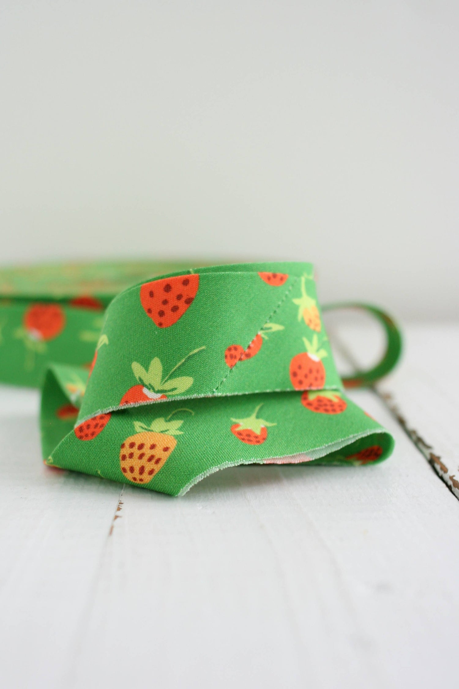 2.5" Bias Quilt Binding Strawberries, Heather Ross: Prepacked || 8 Yards