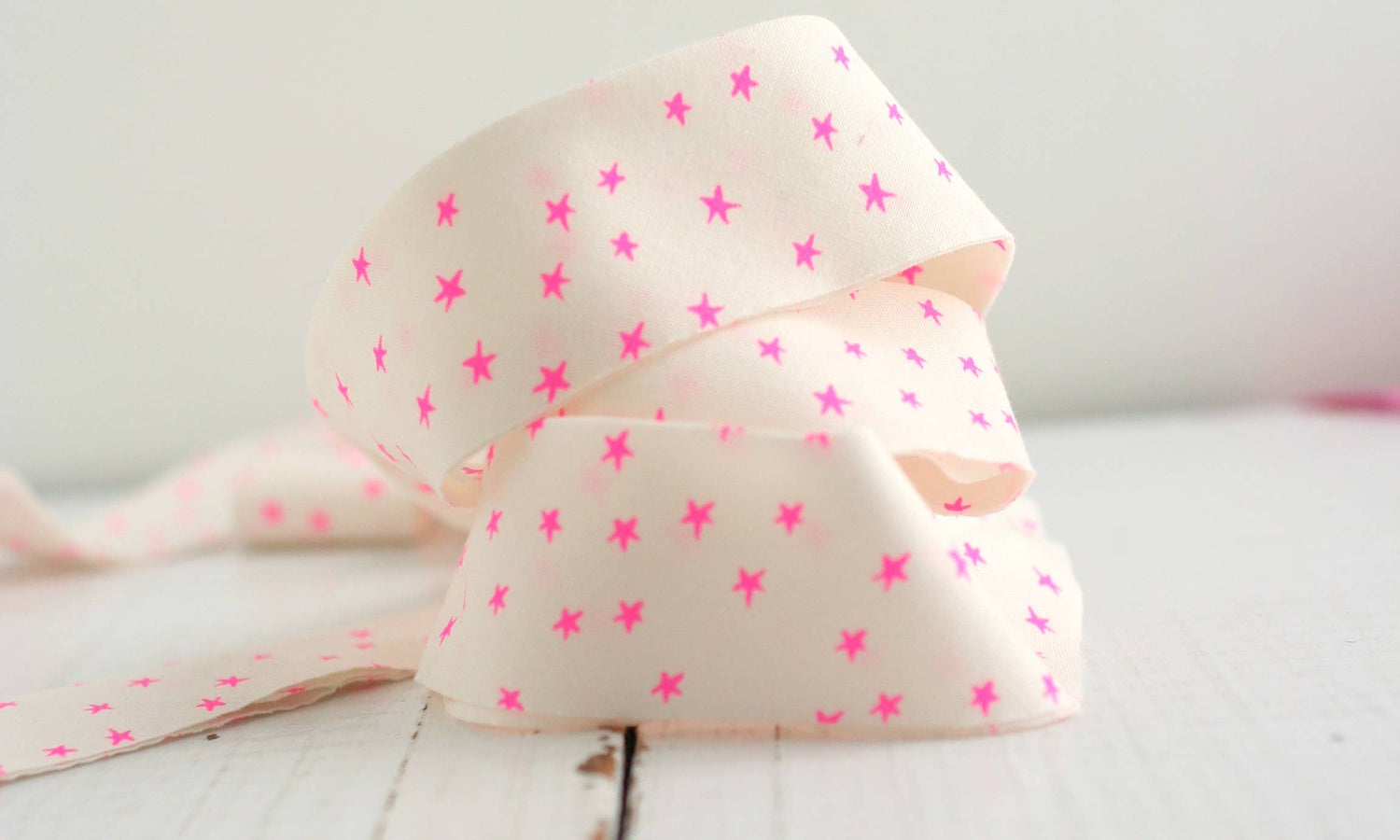 2.5" Bias Quilt Binding for Sewing, Starry Neon Pink: Prepacked || 8 Yards