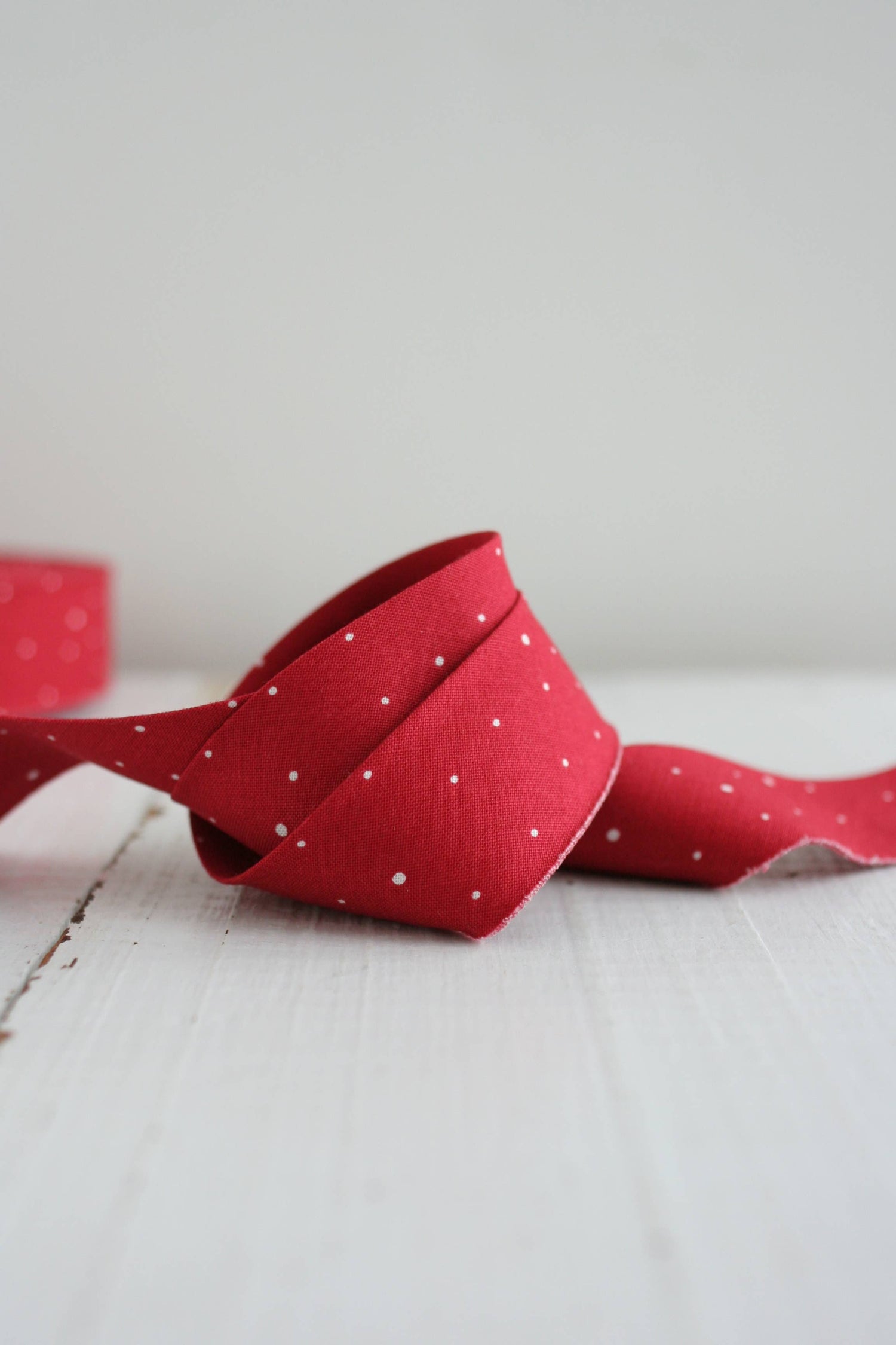 2.5" Bias Quilt Binding, Dapple Dot Red: Prepacked || 8 Yards