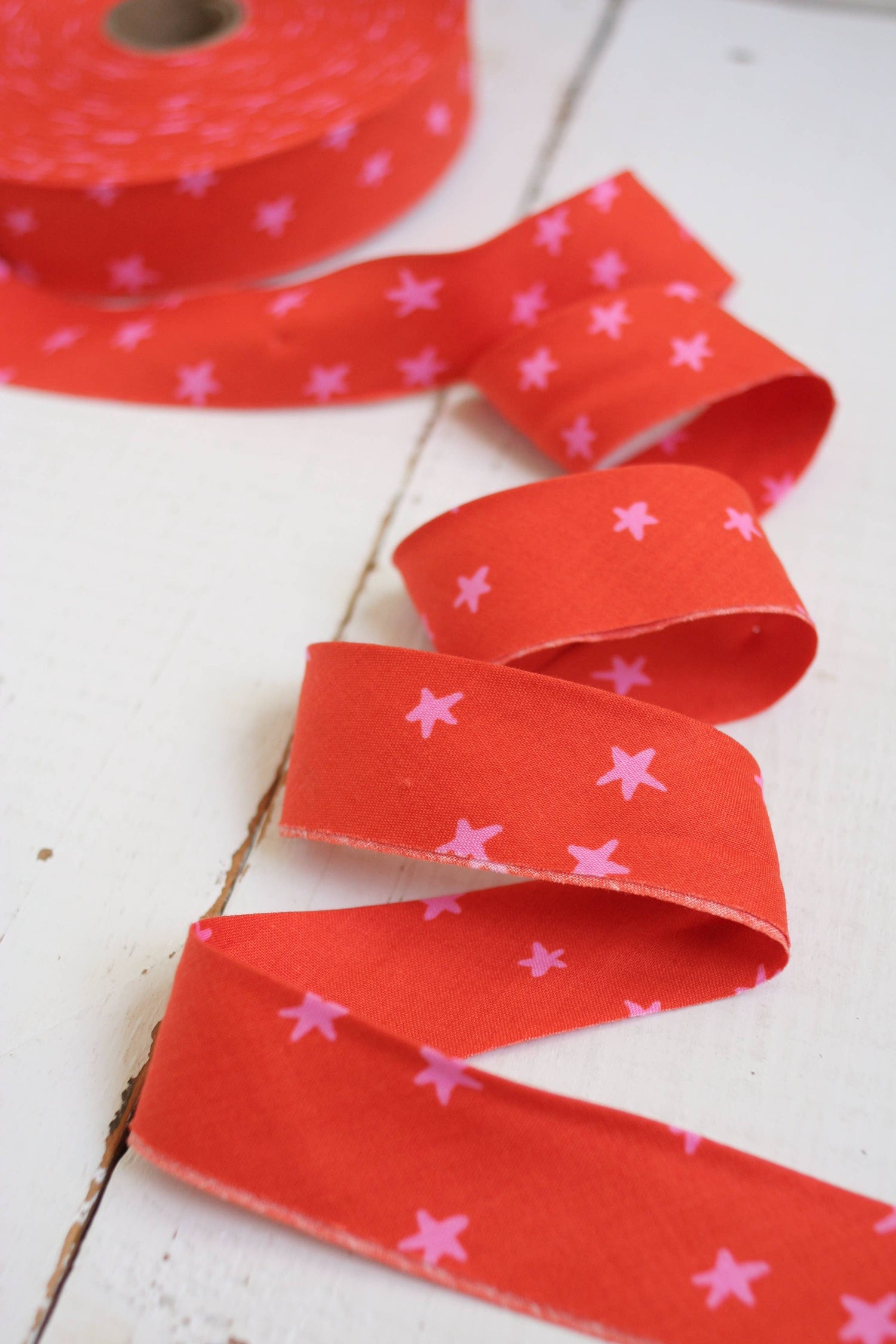 2.5" Bias Quilt Binding for Quilts and Bags, Starry Warm Red: Prepacked || 8 Yards