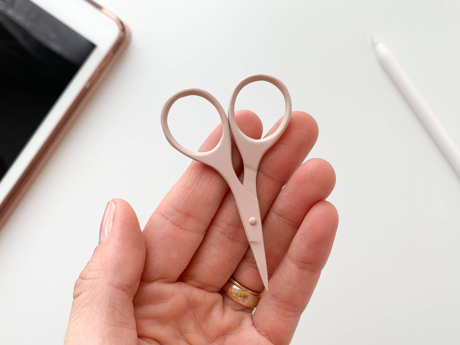 Small needlecraft scissors, tiny embroidery scissors: Coral