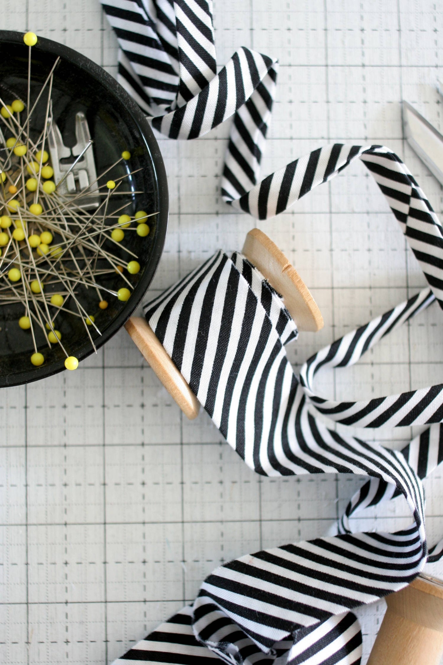 2.5" Bias Quilt Binding for Sewing, Black Dress Stripe: Prepacked || 8 Yards
