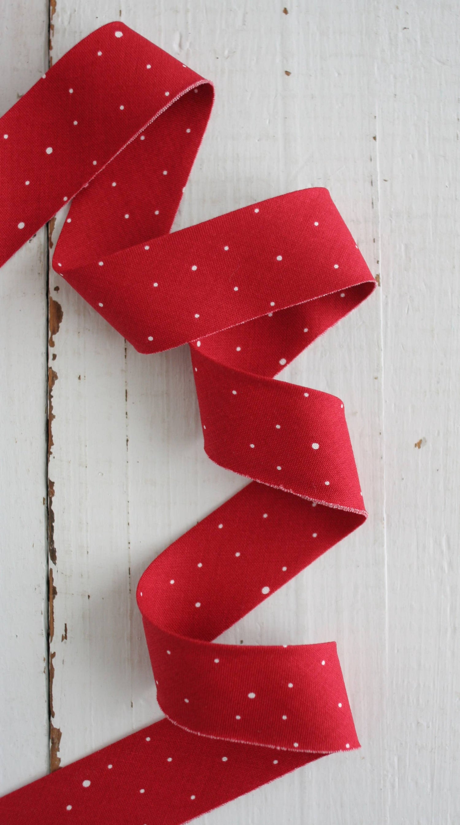 2.5" Bias Quilt Binding, Dapple Dot Red: Prepacked || 8 Yards