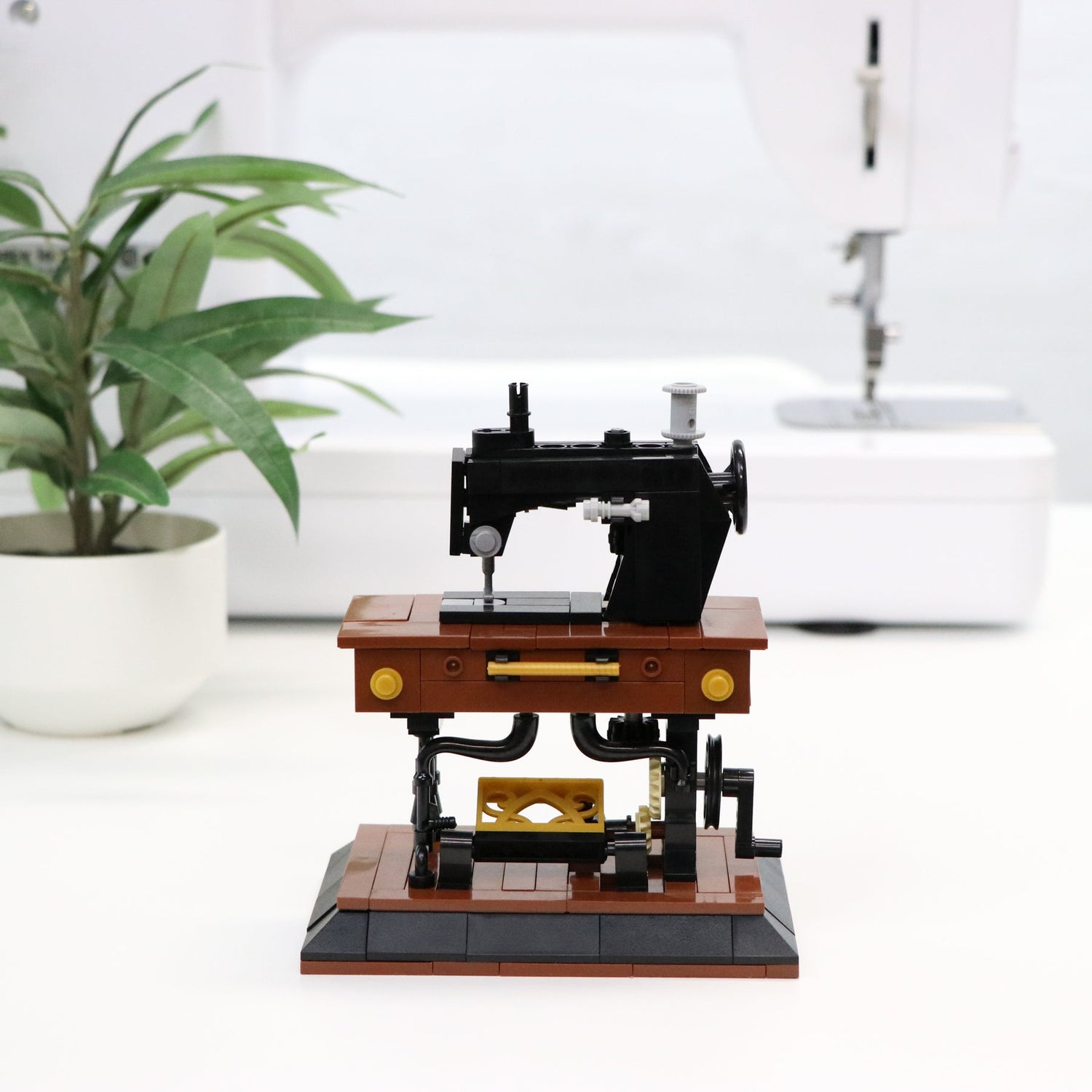 Sallie Tomato Sewing Machine