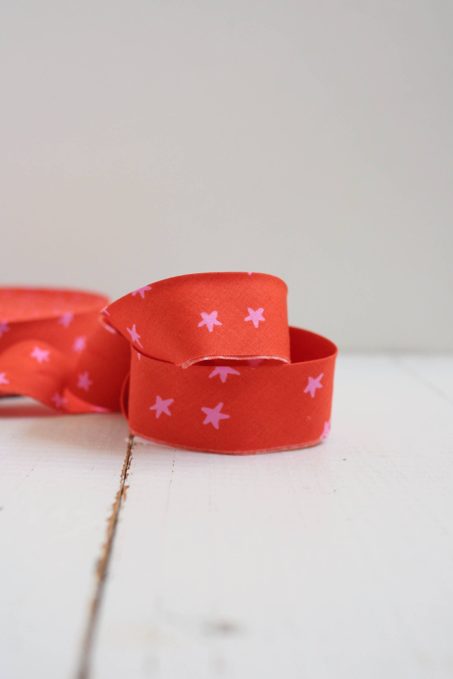 2.5" Bias Quilt Binding for Quilts and Bags, Starry Warm Red: Prepacked || 8 Yards