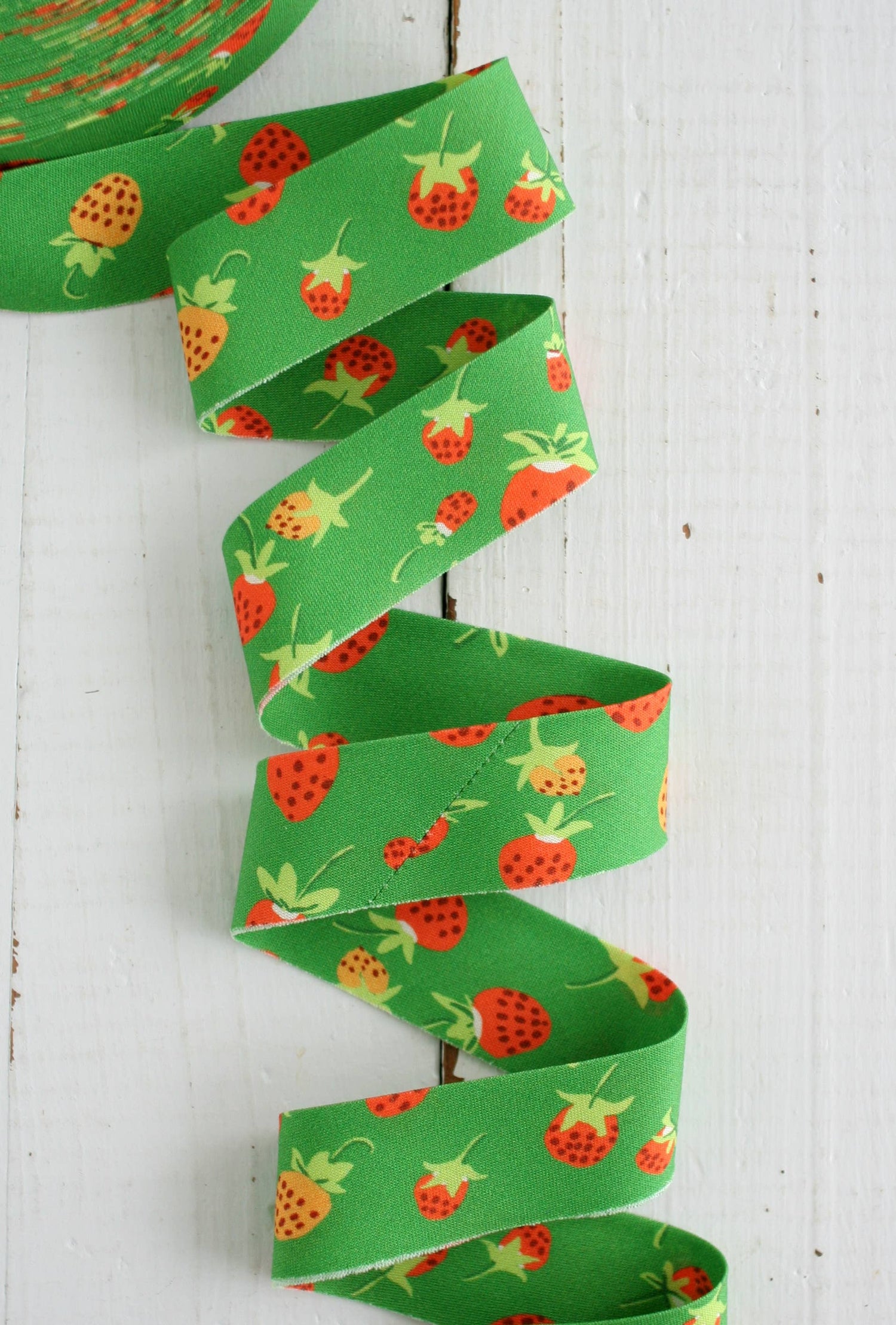 2.5" Bias Quilt Binding Strawberries, Heather Ross: Prepacked || 8 Yards
