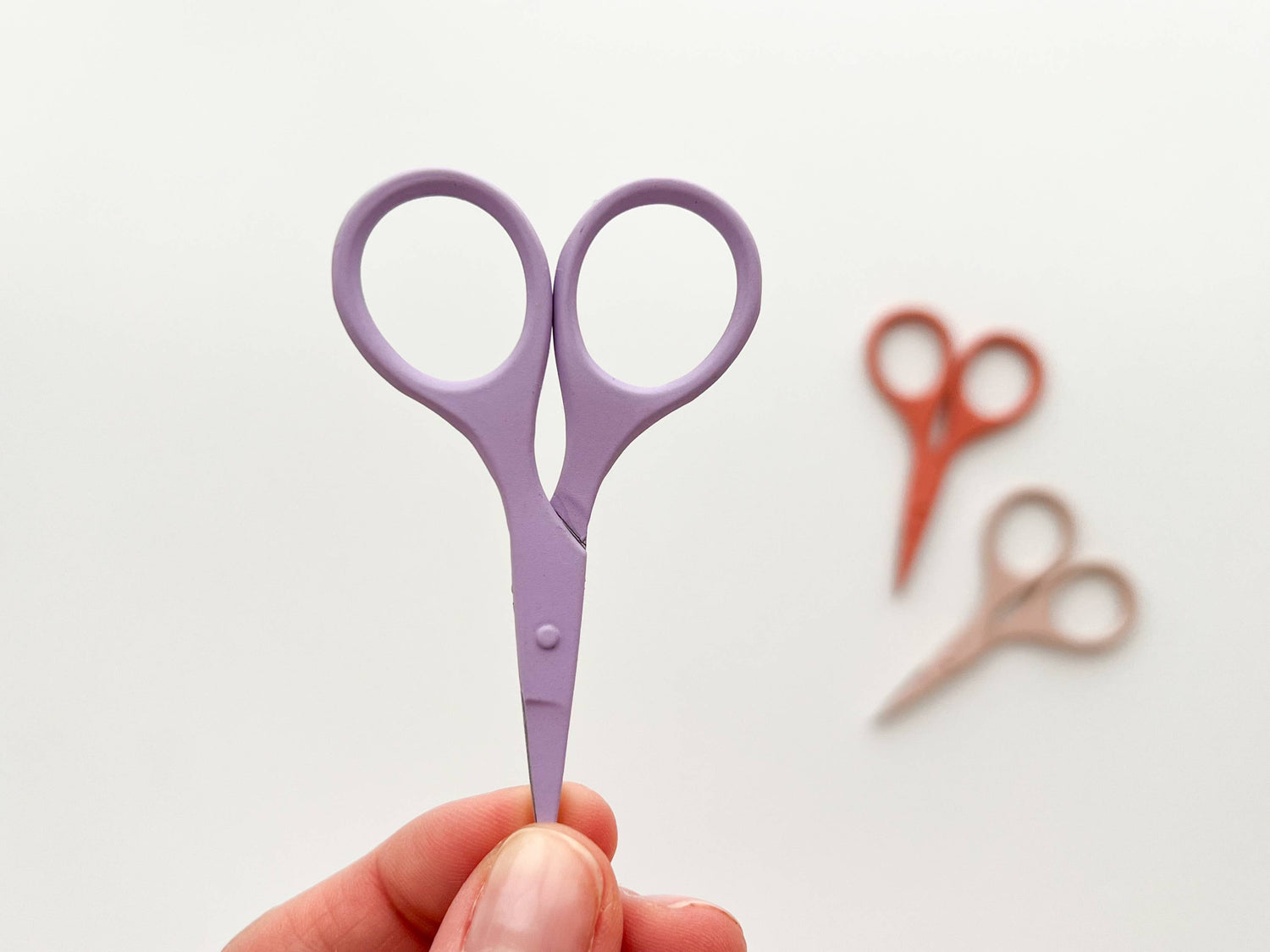 Small needlecraft scissors, tiny embroidery scissors: Lavender