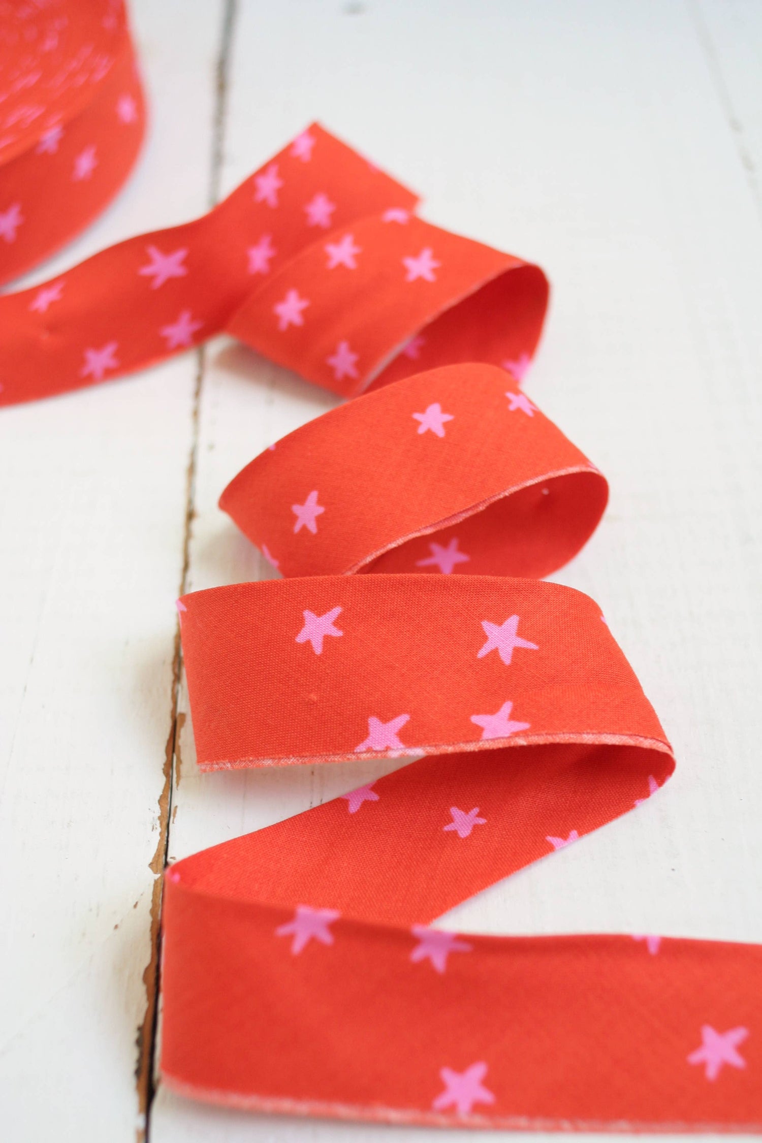 2.5" Bias Quilt Binding for Quilts and Bags, Starry Warm Red: Prepacked || 8 Yards